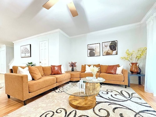 Charming 2-bedroom townhome in lovely Jacksonville with AC, WiFi