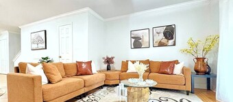 Charming 2-bedroom townhome in lovely Jacksonville with AC, WiFi