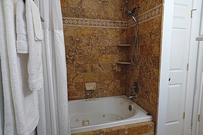 Secadora de cabello, toallas, jabón, papel de baño 
