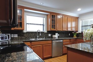 Micro-ondes, four, plaque de cuisson, lave-vaisselle