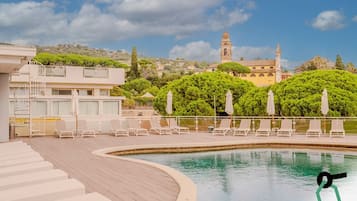 AuĂenpool (je nach Saison geöffnet), Sonnenschirme, LiegestĂŒhle