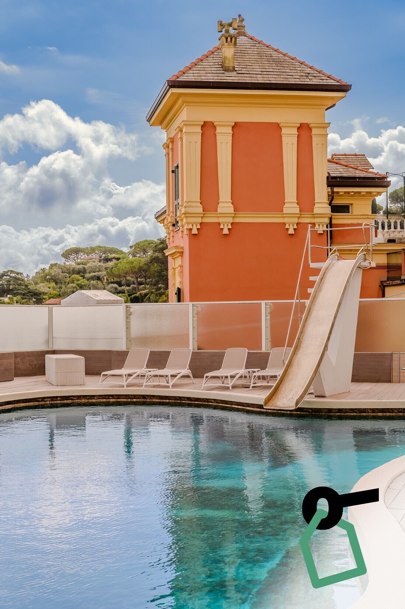 Piscine extérieure (ouverte en saison), parasols de plage