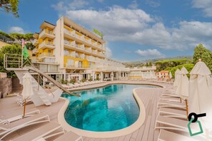 Ein Hotel mit Pool, Außenbereich und Blick auf die Umgebung.