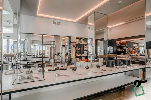 Petit déjeuner buffet (15 EUR par personne)