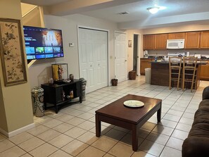 Interior - #05 Charming 2-bedroom apartment in Lorain with AC, WiFi (Lorain)