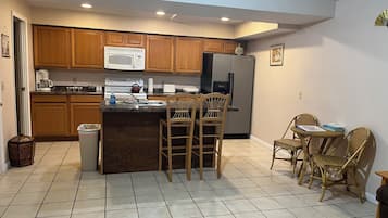 Een magnetron, een oven, een kookplaat, een vaatwasser