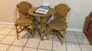 A room with two wicker chairs and a small round table. - #05 Charming 2-bedroom apartment in Lorain with AC, WiFi (Lorain)