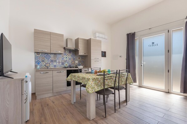 Kühlschrank, Kochgeschirr/Geschirr/Besteck