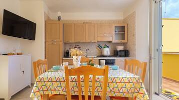 Kühlschrank, Mikrowelle, Herdplatte, Wasserkocher mit Kaffee-/Teezubehör