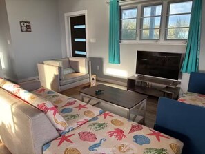 Smart TV - Aqua Bond - beautiful direct ocean view home in Rainbow Bay (Rainbow Bay)