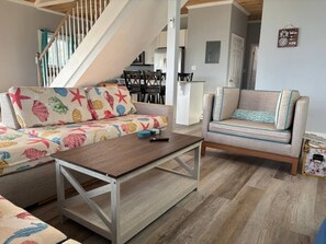 Smart TV - Aqua Bond - beautiful direct ocean view home in Rainbow Bay (Rainbow Bay)