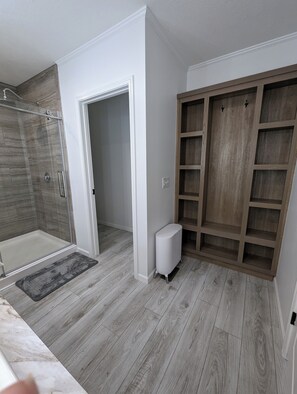 تجهيزات دش، مجففات شعر، مناشف، صابون