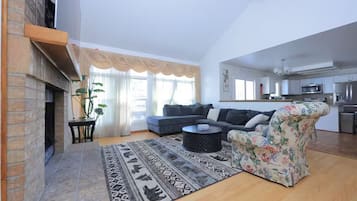 Smart TV, fireplace