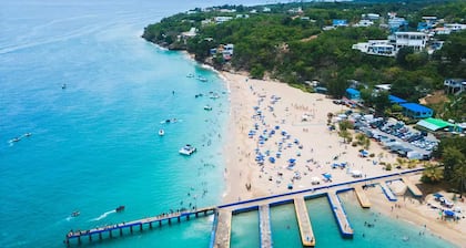 House for 20 Guests with Pool and Pool Table