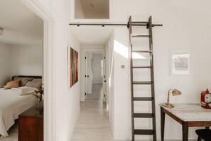 3 bedrooms, desk, iron/ironing board, free WiFi - The Lake House with Kayaks and Bikes on the waterfront (Lake Huntington)