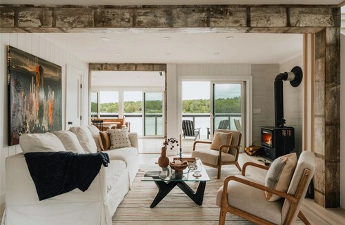 Waterfront Lake House With Kayaks, Bikes and Wood Burning Stove