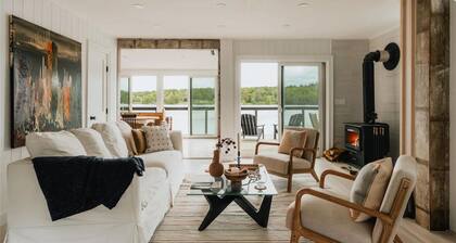 Waterfront Lake House With Kayaks, Bikes and Wood Burning Stove