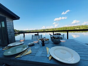 Outdoor dining - The Lake House with Kayaks and Bikes on the waterfront (Lake Huntington)