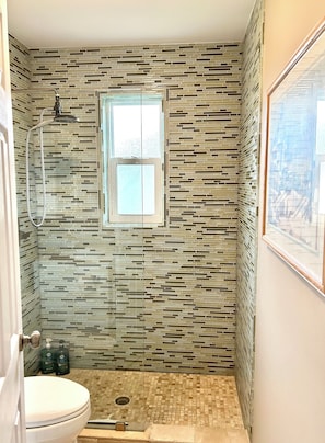 Dusche, Haartrockner, Handtücher, Seife