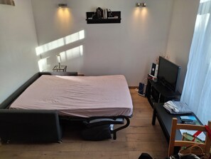 2 slaapkamers, een strijkplank/strijkijzer, reisbedje, gratis wifi
