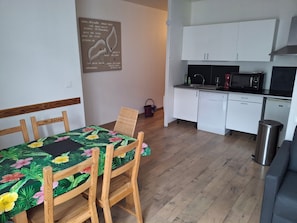 Dining - Apartment in the center of mont dore, close to the thermal baths and shuttles to sancy. (Mont-Dore)