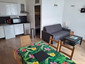 Televisie, een dvd-speler, boeken en een stereo