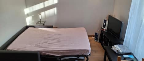 Iron/ironing board, travel cot, free WiFi