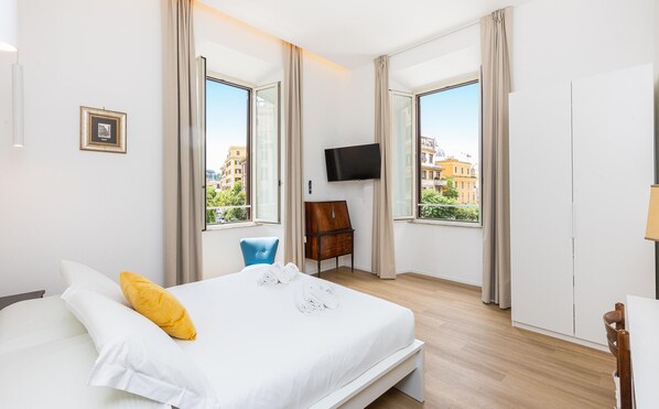 3 bedrooms, iron/ironing board, internet, bed sheets