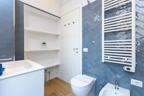 シャワー、ヘアドライヤー、ビデ、タオル