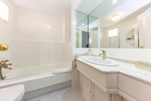 Sèche-cheveux, serviettes fournies, savon, papier toilette