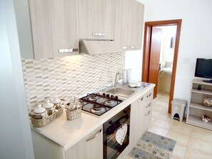 Refrigerador, horno, placa de cocina, cafetera/tetera