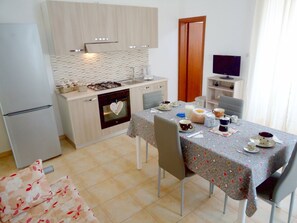 Fridge, oven, stovetop, coffee/tea maker