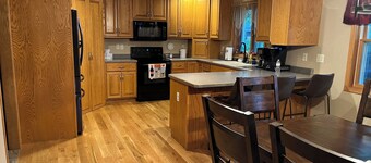 For EAA 2025 - 4 bdrm, 3.5 bath house 2.5 miles from EAA grounds with AC/Wifi
