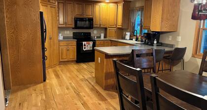 For EAA 2025 - 4 bdrm, 3.5 bath house 2.5 miles from EAA grounds with AC/Wifi