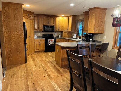 For EAA 2025 - 4 bdrm, 3.5 bath house 2.5 miles from EAA grounds with AC/Wifi