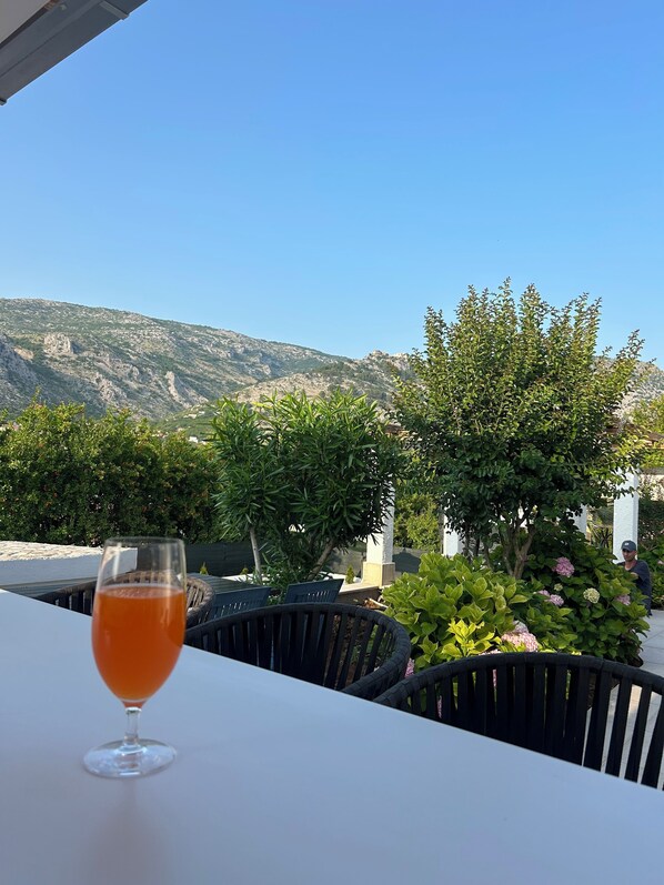 Outdoor dining - Charming 1-bedroom apartment in Blagaj with pool and lush garden (Blagaj)