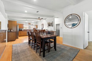 Dining - Bay Views/King Bed/Close to Sand/Lvl 2 Car Charger (Bolivar Peninsula)