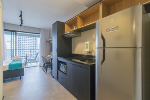 Geladeira, micro-ondas, cooktop, cafeteira/chaleira