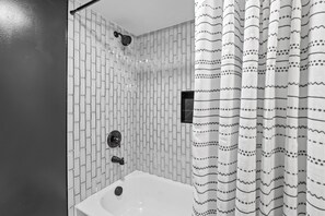 Sèche-cheveux, serviettes fournies, savon, papier toilette