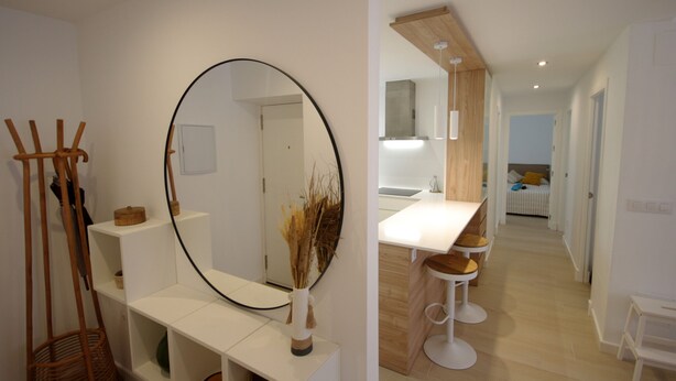 A modern bathroom with a large mirror, wooden shelves, and a white vanity. - 30 - Livingtarifa El Poniente (Tarifa)
