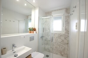 Dusche, Haartrockner, Handtücher