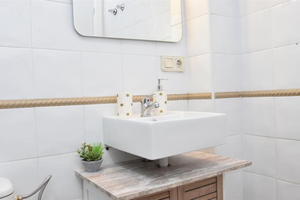 Een haardroger, een bidet, handdoeken, zeep
