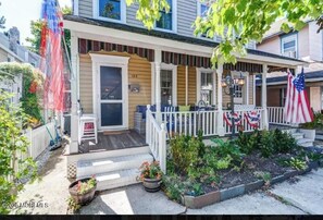 Terrace/patio - Charming 2-bedroom house in Ocean Grove with centralAC, WiFi walk to beach (Neptune Township)