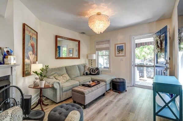 Living area - Charming 2-bedroom house in Ocean Grove with centralAC, WiFi walk to beach (Neptune Township)