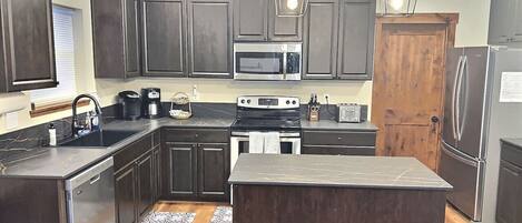 Refrigerador, microondas, horno y parrilla de estufa