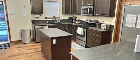 ثلاجة، ميكروويف، فرن، موقد طهي مسطح