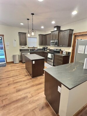 冷蔵庫、電子レンジ、オーブン、コンロ