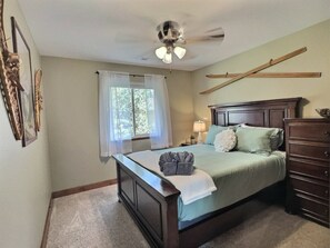 5 bedrooms, desk, iron/ironing board, travel cot