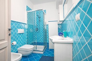 Haartrockner, Handtücher, Toilettenpapier