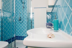 Sèche-cheveux, serviettes fournies, papier toilette